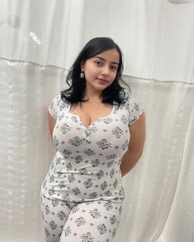 Lick my sweet 🎂 🥮 pussy all night. Delhi call girls offering 🫴 something 